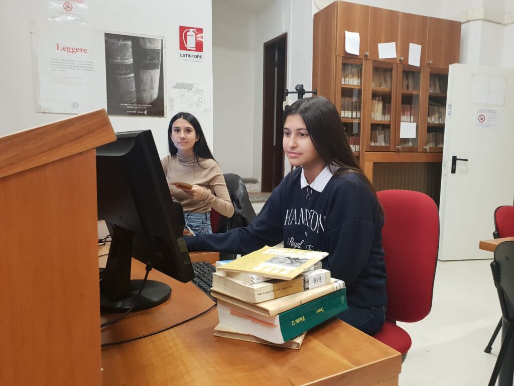 studentesse in biblioteca